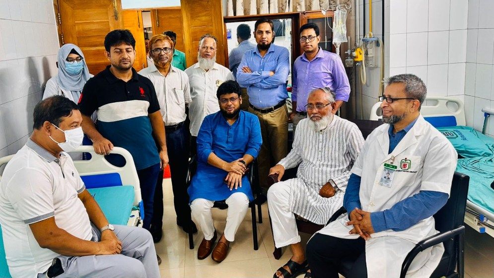 'সাংবাদিক কাদের গনি চৌধুরী বাসায় ফিরবেন আজ, তাকে দেখতে হাসপাতালে পেশাজীবী নেতারা'